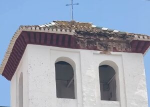 de beschadigde toren van de kerk in de wijk Albaícin door de eerste aardbeving in Granada