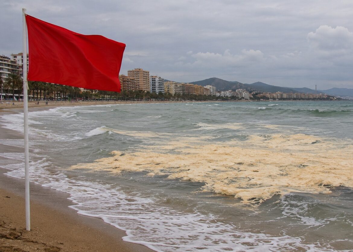vieze zee met rode vlag: gesloten stranden vanwege poepbacterie "catastrofe voor imago van Málaga"