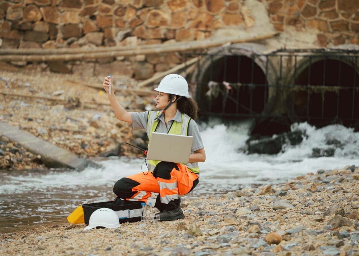 vrouw neemt watermonster: stranden steeds vaker gesloten wegens ongezuiverd afvalwater in zee