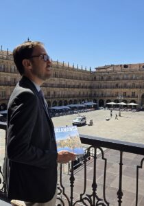 Wethouder Fernández Silva met de Salamanca gids