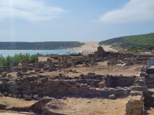 De Romeinse ruïnes van Baelo Claudio met op de achtergrond de duin van Playa Bolonia