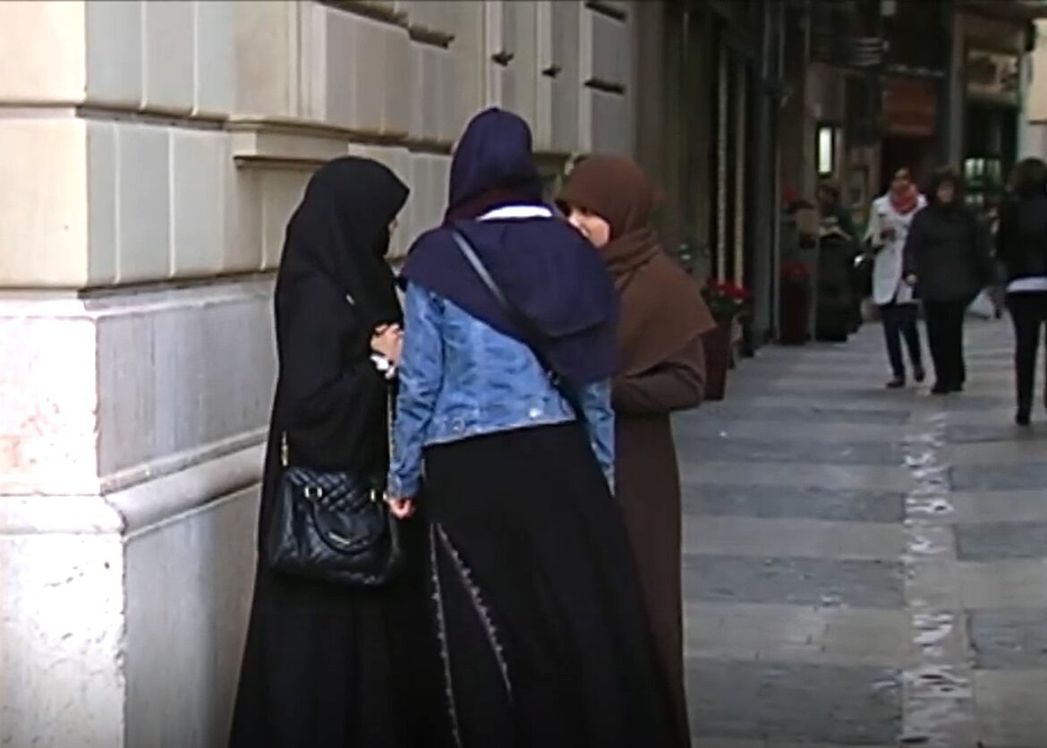 vrouwen met hoofddoek: Lleida voert boerkaverbod in