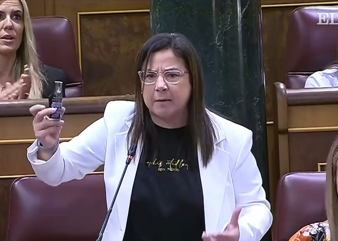 parlementariër Ana Vázquez zorgde voor ophet met pepperspray in Spaans parlement