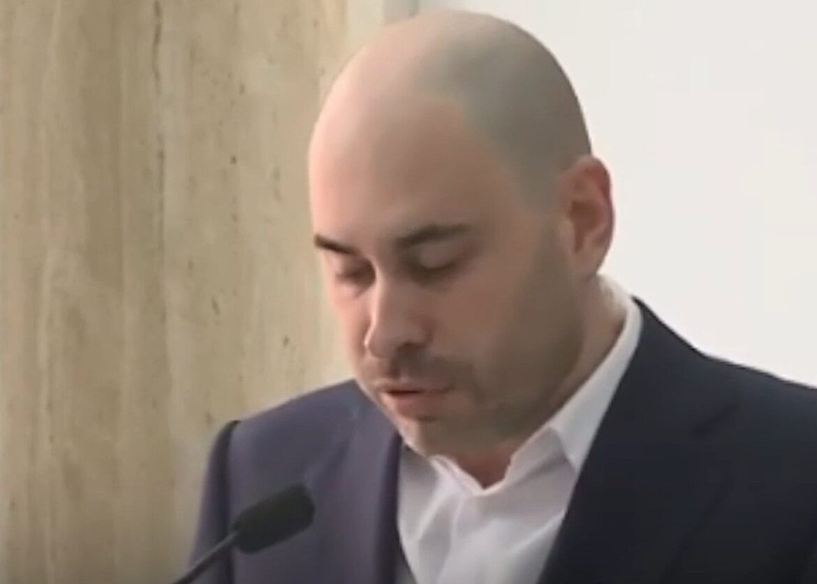 Pérez Triano leest zijn verklaring voor waarmee hij zijn ontslag als regeringsafgevaardigde in Ceuta aankondigt