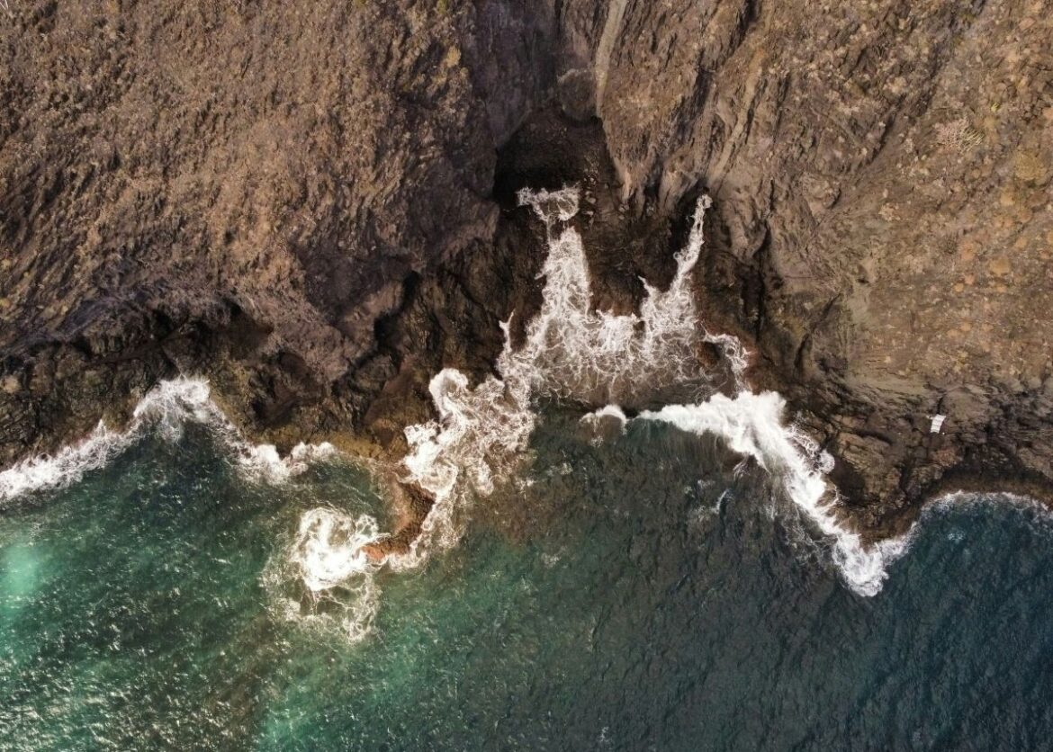 Zee voor de kust van Tenerife bij het herstelproject voor zeegrasvelden