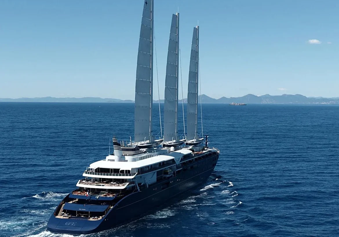 groot zeilcruiseschip komt naar Valencia