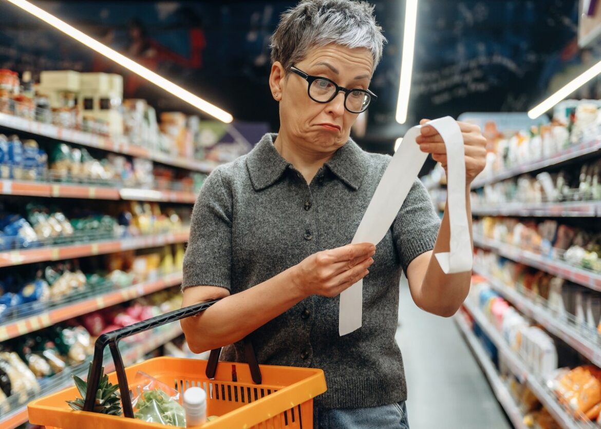 vrouw schrikt van kassabon in supermarkt: OCU komt weer met lijst goedkoopste supermarkten van Spanje in 2026