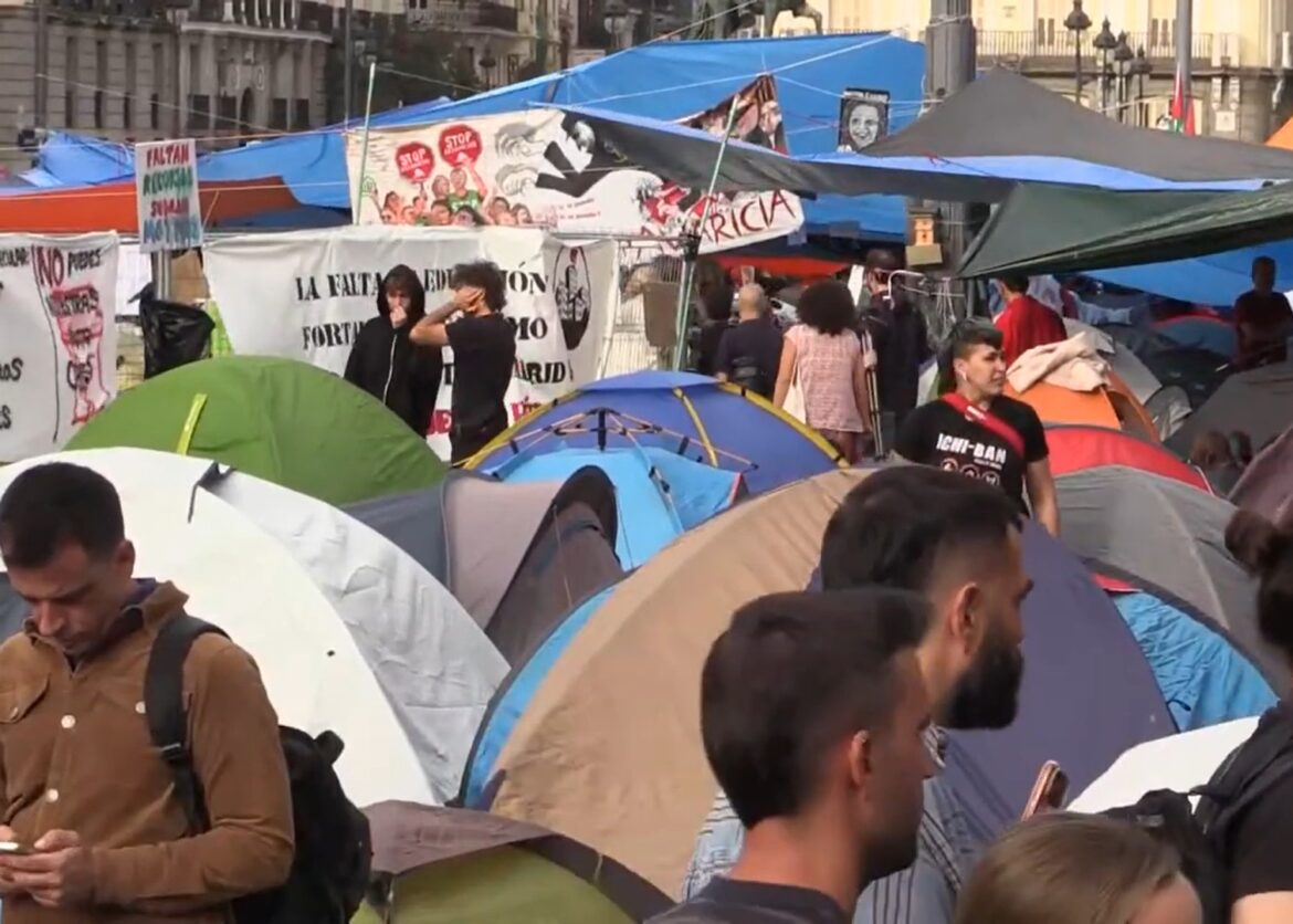 het tentenkamp op Puerta del Sol blijft in afwachting van stemming in parlement over nieuwe huurregels Spanje