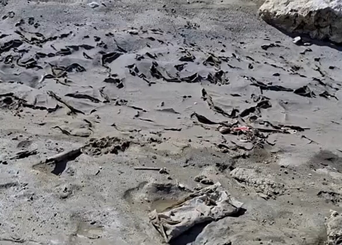 close up van de resten van het rioolwater op het strand van Málaga