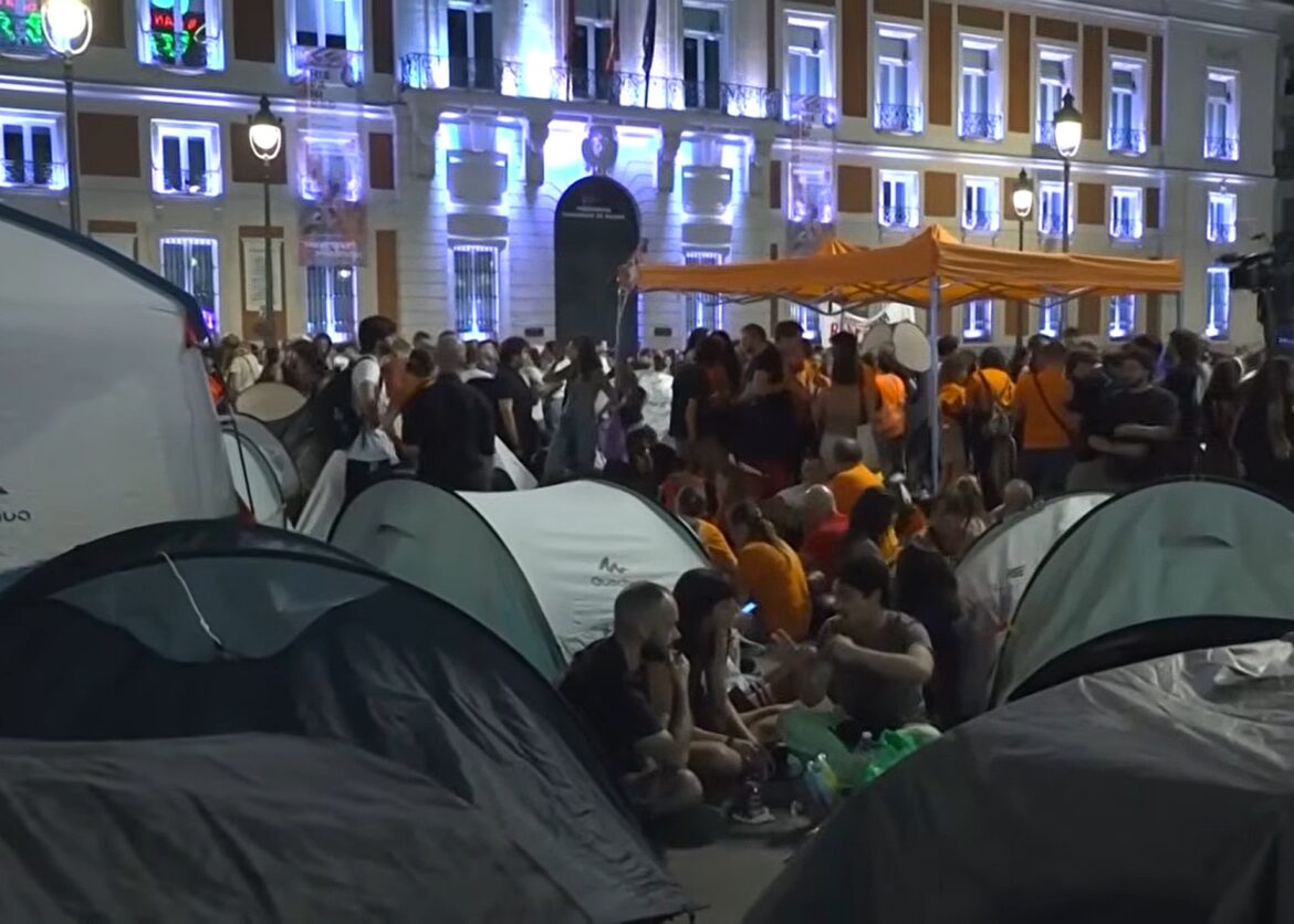 tentenkamp Puerta del Sol uit protest tegen Spaanse woningcrisis