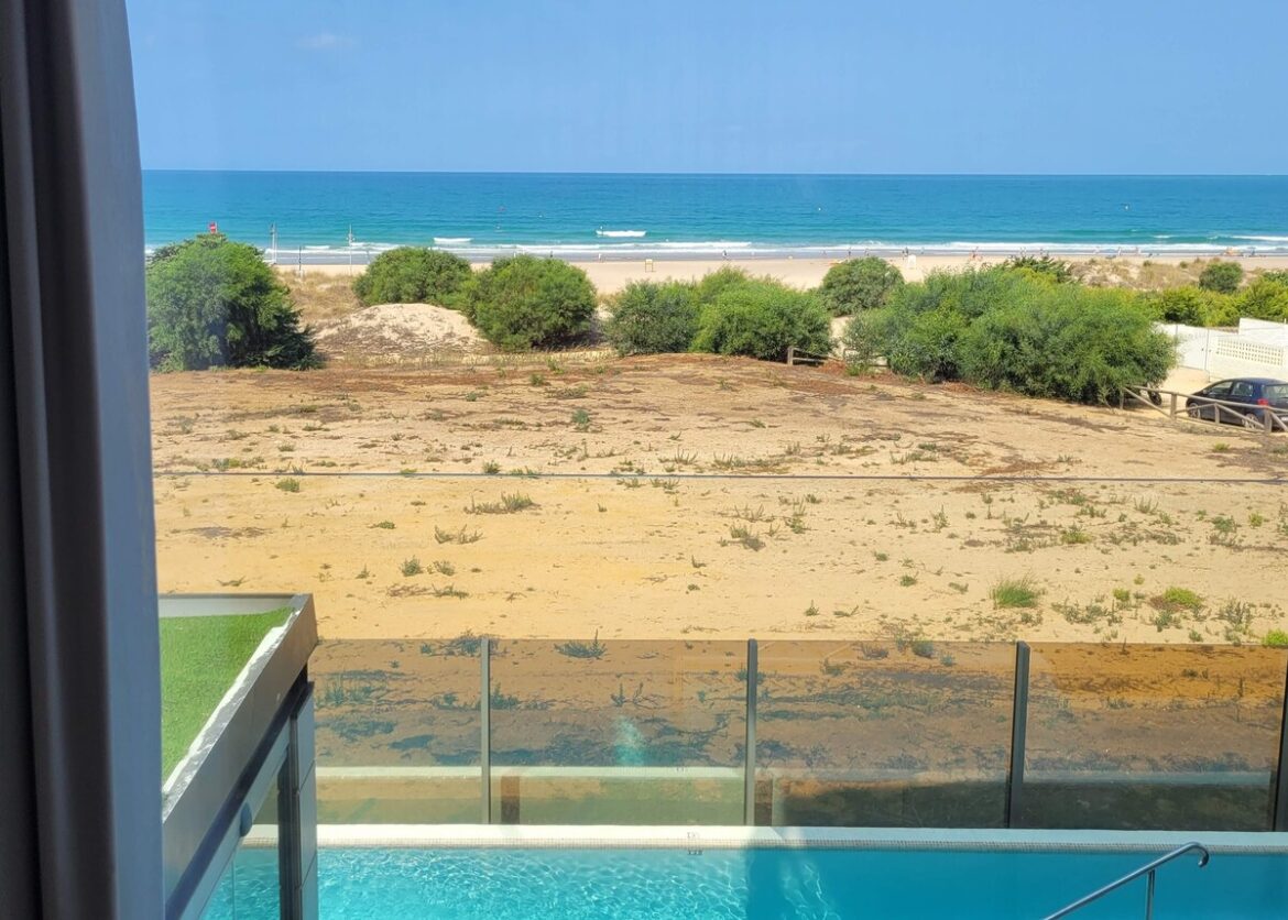 uitizcht van strandhotel in Chiclana