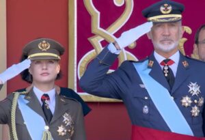 Kroonprinses Leonor en koning Felipe VI op de Fiesta Nacional de España