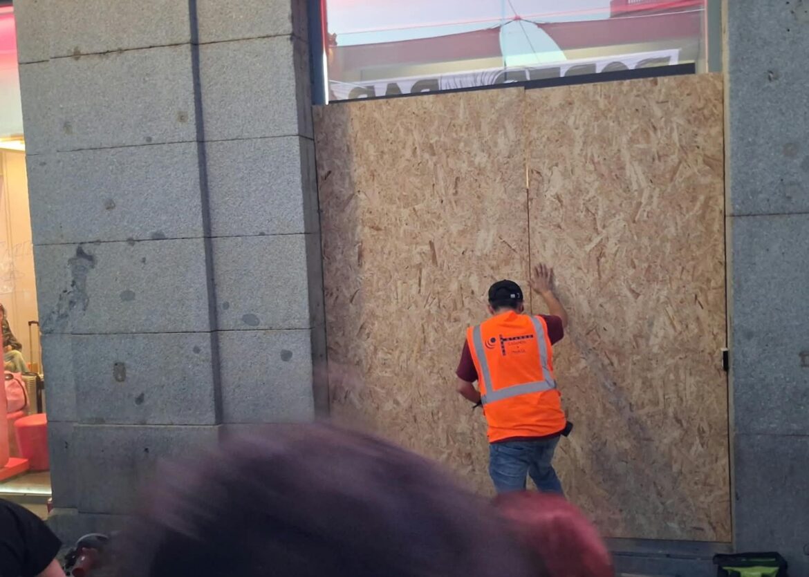 ramen van Vodafone winkel worden beschermd met spaanplaten in Madrid