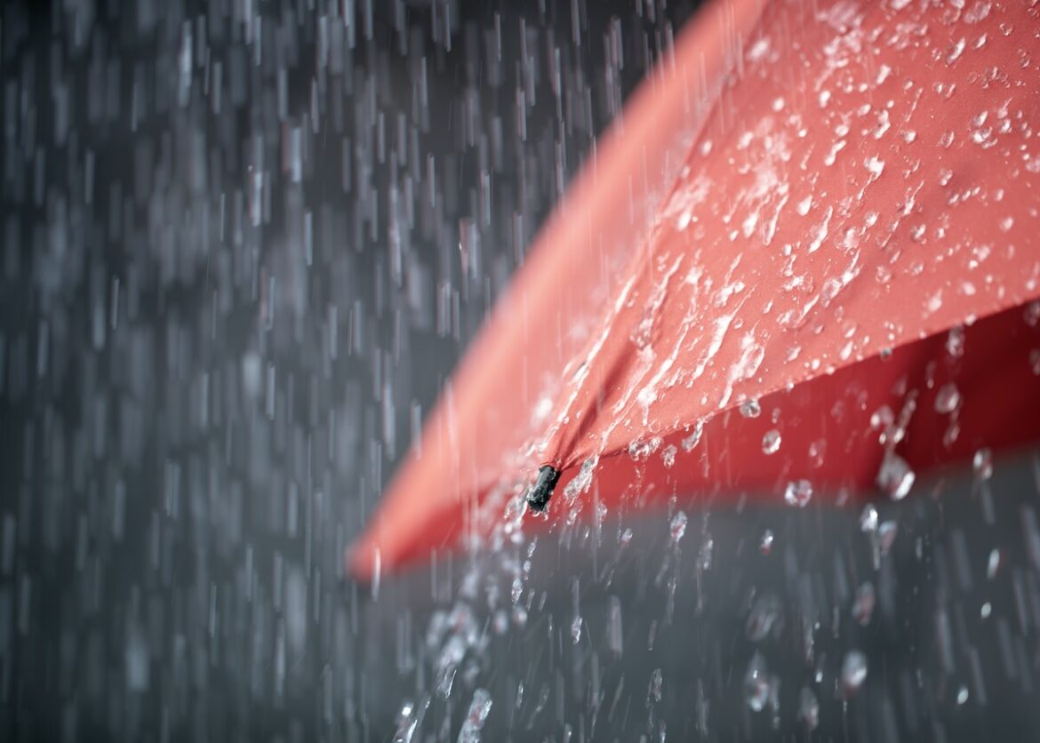 Regen valt op een rode paraplu: Spanje krijgt DANA dit weekend