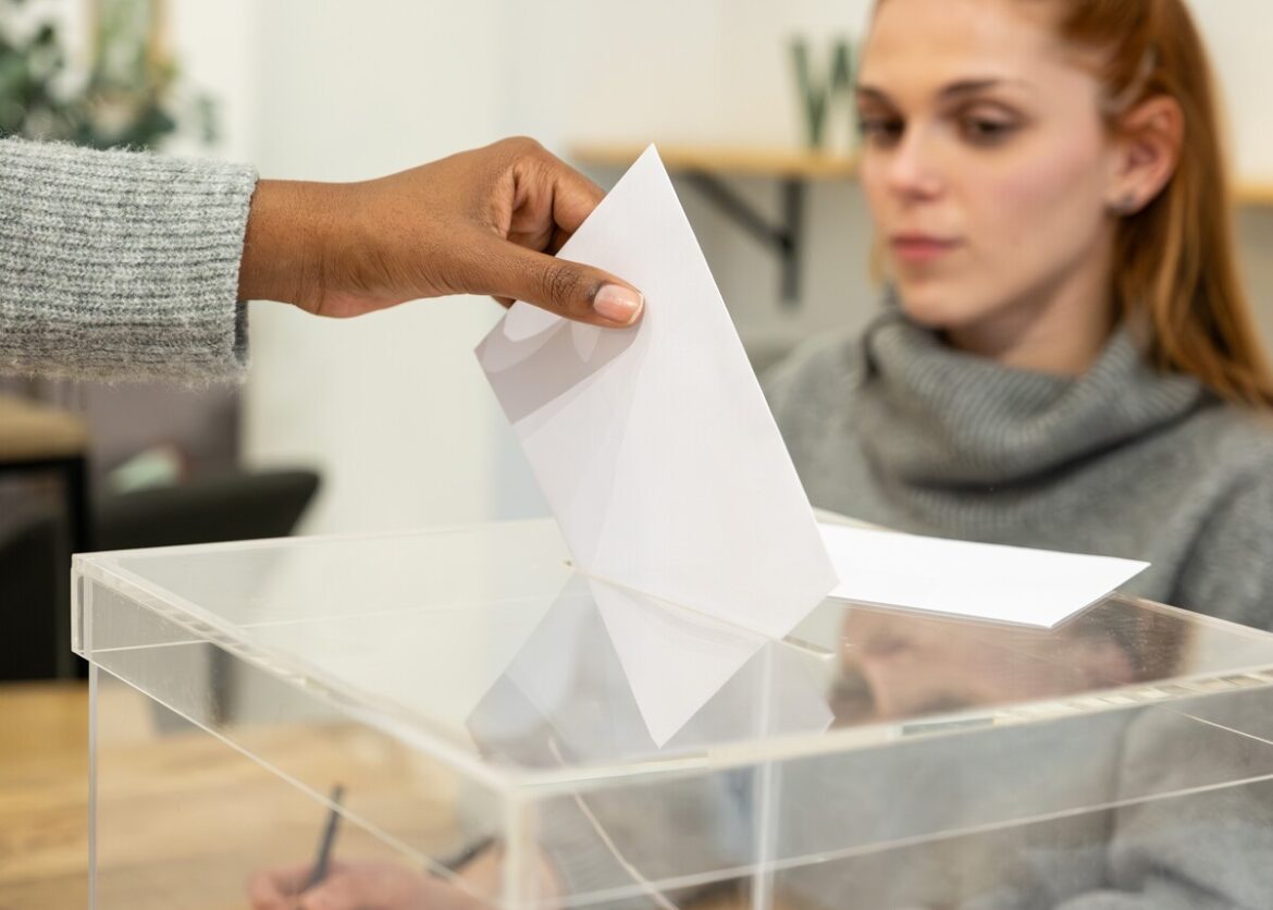 Iemand stopt een envelop in een stembus: verkiezingsfraude in Spanje?
