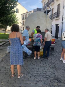 bewoners Villanueva de Córdoba vullen hun flessen met water uit de vrachtwagen